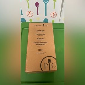 New in box Pampered Chef Herb Keeper